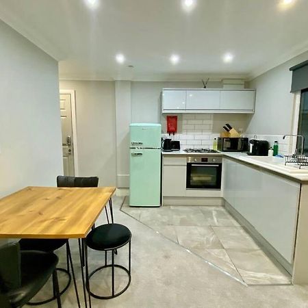 Stylish Two Bedroom Apartment Near Victoria Park Cardiff Exteriör bild